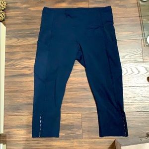 Lululemon like new navy crops